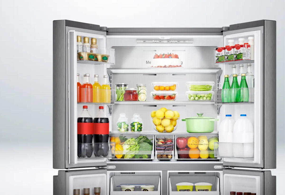 Απεικονίζεται το ψυγείο ανοιχτό